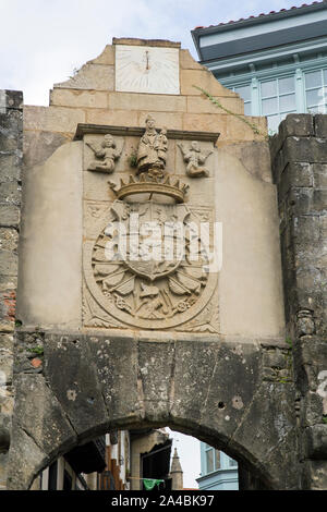 Hondarribia, Spanien, Oktober 2019, ein Wappen in einen Stein Sturz über einen Bogen geschnitzt. Stockfoto