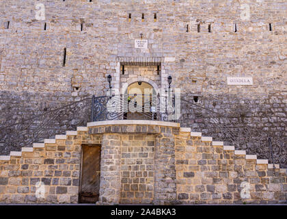 Treppe mit kunstvollen Schmiedearbeiten, die zum Eingang des Citadela, Altstadt von Budva, Montenegro Stockfoto