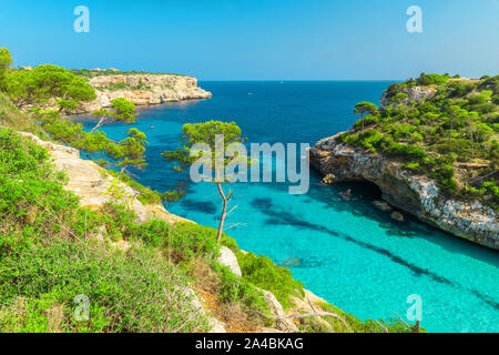 Calo des Moro, Mallorca. Spanien. Einer der schönsten Strände auf Mallorca im sonnigen Tag Stockfoto