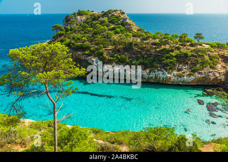 Calo des Moro, Mallorca. Spanien. Einer der schönsten Strände auf Mallorca im sonnigen Tag Stockfoto