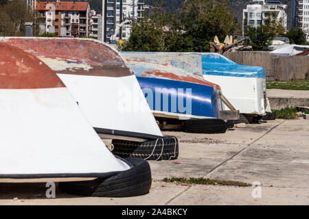 Boote mit der Oberseite nach unten gelagert werden auf einem Bürgersteig in der Nähe der Altstadt von Budva, Montenegro Stockfoto