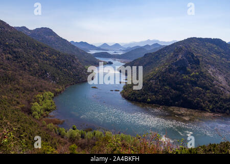 Iconic Blick auf die oberläufe von Skadar Lake aus einem beliebten Aussichtspunkt Stockfoto