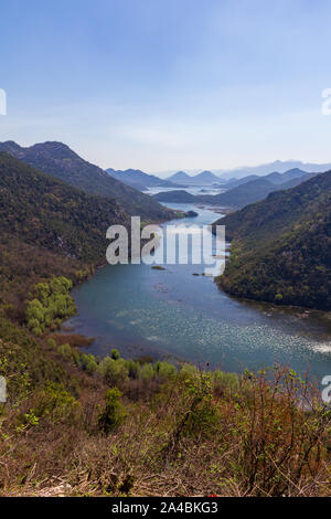 Iconic Blick auf die oberläufe von Skadar Lake aus einem beliebten Aussichtspunkt Stockfoto