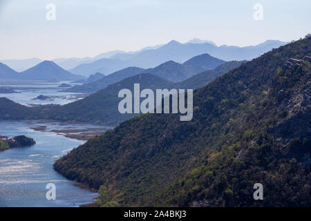 Iconic Blick auf die oberläufe von Skadar Lake aus einem beliebten Aussichtspunkt Stockfoto