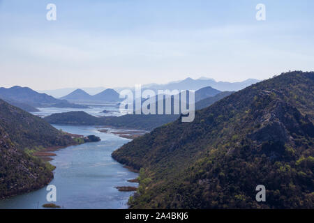 Iconic Blick auf die oberläufe von Skadar Lake aus einem beliebten Aussichtspunkt Stockfoto