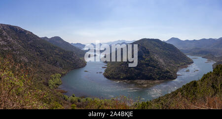 Iconic Blick auf die oberläufe von Skadar Lake aus einem beliebten Aussichtspunkt Stockfoto