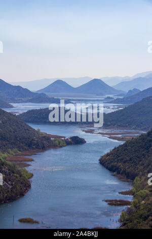 Iconic Blick auf die oberläufe von Skadar Lake aus einem beliebten Aussichtspunkt Stockfoto