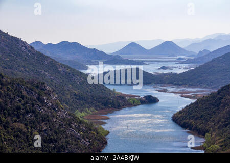 Iconic Blick auf die oberläufe von Skadar Lake aus einem beliebten Aussichtspunkt Stockfoto