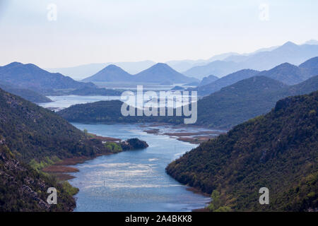 Iconic Blick auf die oberläufe von Skadar Lake aus einem beliebten Aussichtspunkt Stockfoto