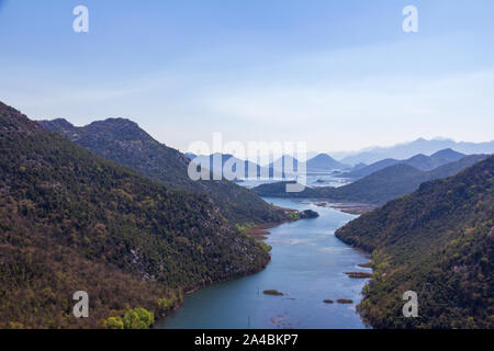 Iconic Blick auf die oberläufe von Skadar Lake aus einem beliebten Aussichtspunkt Stockfoto