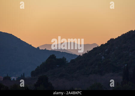 Sonnenuntergang über den Bergen um Ston, Kroatien, goldenen Himmel Stockfoto