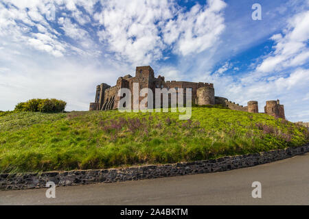 Auf einem vulkanischen Ausbiss über dem Dorf gleichen Namens liegt Bamburgh Castle Stockfoto