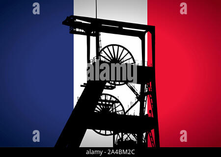 Konzept Abbildung mit der Französischen Flagge im Hintergrund und Coal Mine Riesenrad SIlhouette in den Vordergrund. Symbole für die kommende Energie crisi Stockfoto