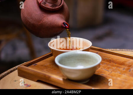 Orientalische Teekanne aus Ton und Keramik Schale auf einem hölzernen Fach Stockfoto