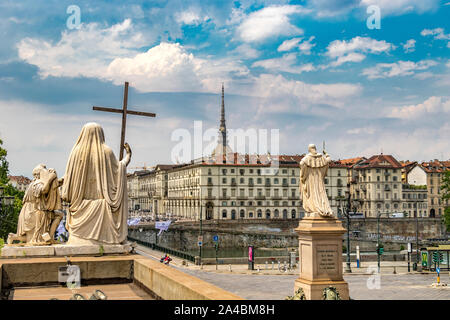 Statuen des Glaubens und der Religion mit Blick auf die Stadt Turin über den Fluss Po, am oberen Ende der Stufen der Chiesa della Gran Madre di Dio inTurin, Italien Stockfoto