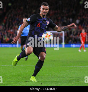 Cardiff, Wales, UK. 13. Okt 2019. Europameisterschaften 2020 Qualifier, Wales gegen Kroatien; Dejan Lovren von Kroatien löscht die Kugel - Redaktionelle Verwendung Credit: Aktion Plus Sport Bilder/Alamy leben Nachrichten Stockfoto