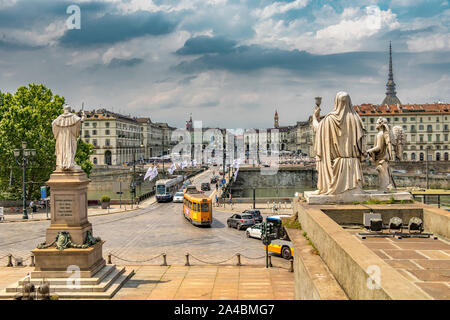 Die Statuen des Glaubens und der Religion mit Blick auf die Stadt Turin über den Fluss Po, am oberen Ende der Stufen der Chiesa della Gran Madre di Dio, Turin, Italien Stockfoto