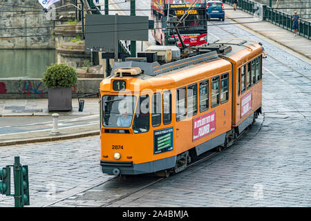 Eine alte Straßenbahn in Turin an der Piazza Gran Madre di Dio, Turin, Italien Stockfoto