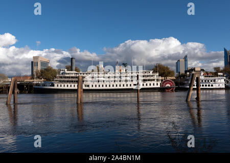 Die Delta King Schaufelrad sternwheel Steamboat und andere Riverboats, unterhalb der Altstadt von Sacramento Abschnitt von Sacramento verankert, der kalifornischen Hauptstadt Stockfoto