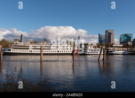 Die Delta King Schaufelrad sternwheel Steamboat und andere Riverboats, unterhalb der Altstadt von Sacramento Abschnitt von Sacramento verankert, der kalifornischen Hauptstadt Stockfoto