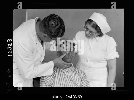 Die Abt. der Gesundheit, Mobile Augenklinik. Die in arabischen Dörfern des Südens Land, N.E. von Gaza. Ein akuter Fall von [...] Stockfoto