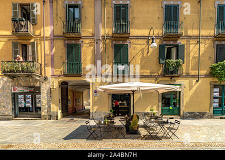 Restaurant mit Tischen und Stühlen entlang der Via Monferrato, Turin, Italien Stockfoto