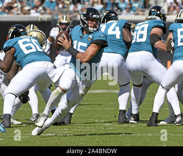 Jacksonville, Vereinigte Staaten. 13 Okt, 2019. Jacksonville Jaguars Quarterback, Gardner Minshew II (15) Geht im dritten Quartal, als die Jacksonville Jaguars spielen gegen die New Orleans Saints in der tiaa Bank Feld in Jacksonville, Florida am Sonntag, 13. Oktober 2019. Foto von Joe Marino/UPI Quelle: UPI/Alamy leben Nachrichten Stockfoto