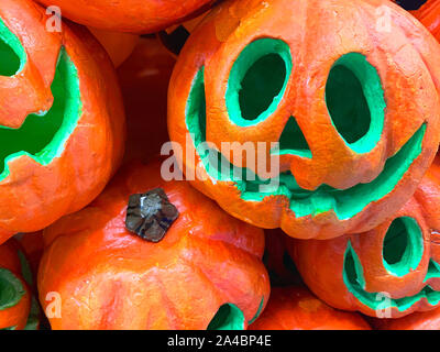 Halloween künstliche orange Kürbisse. Kürbis Kopf Hintergrund für das Festival. Close Up. Halloween Pumpkin Head jack Laternen Stockfoto