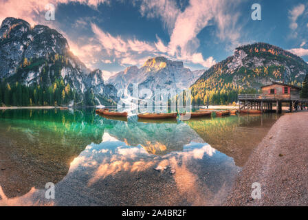 Herrlicher Prags See bei Sonnenaufgang im Herbst in den Dolomiten, Italien Stockfoto