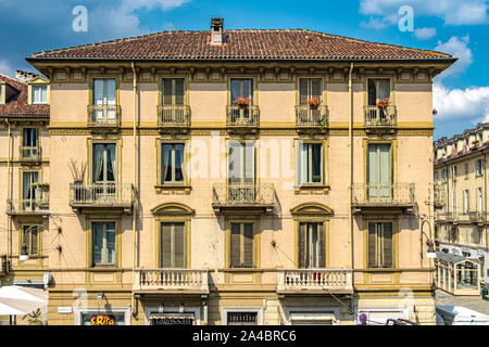 Appartementhaus mit Fensterläden aus Holz und Stein, Balkon an der Piazza Gran Madre di Dio, Turin, Italien Stockfoto