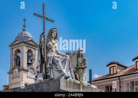 Die Statue der Religion mit Blick auf die Stadt Turin über den Fluss Po, am oberen Ende der Stufen der Chiesa della Gran Madre di Dio, Turin, Italien Stockfoto