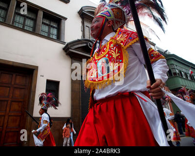 Eine maskierte Tänzer tragen typische Kostüm, wenn die Teilnahme an der andinen Parade in der Innenstadt von Lima zu Ehren der Jungfrau von der Geburt Christi Stockfoto