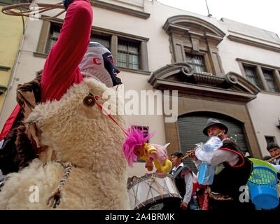 Eine maskierte Tänzer tragen typische Kostüm, wenn die Teilnahme an der andinen Parade in der Innenstadt von Lima zu Ehren der Jungfrau von der Geburt Christi Stockfoto