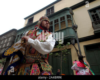 Ein Tänzer tragen typische Kostüm an der andinen Parade in der Innenstadt von Lima zu Ehren der Jungfrau von der Geburt Christi Stockfoto