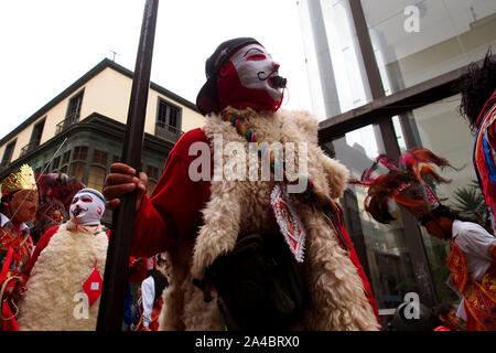 Ein Tänzer tragen typische Kostüm an der andinen Parade in der Innenstadt von Lima zu Ehren der Jungfrau von der Geburt Christi Stockfoto