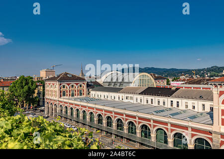 Die Schöne Fassade Des Torino Porta Nuova Railway Station, Dem ...