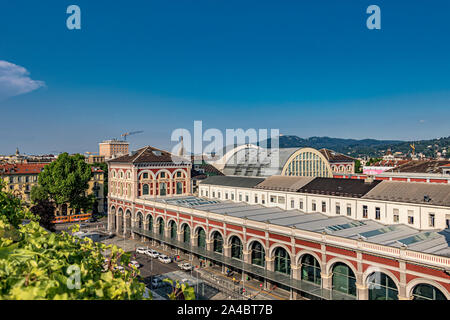 Die schöne Fassade des Torino Porta Nuova railway station, dem Hauptbahnhof von Turin und die Dritte verkehrsreichsten Bahnhof in Italien Stockfoto