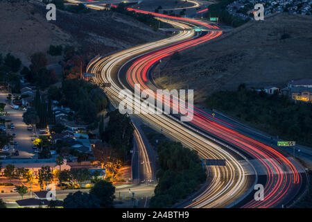 Twilight freeway Pendler auf der Route 118 in einem Vorort von Simi Valley in der Nähe von Los Angeles im Ventura County, Kalifornien. Stockfoto