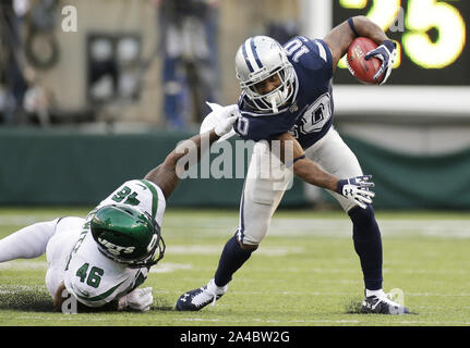 East Rutherford, United States. 13 Okt, 2019. Dallas Cowboys Braxton Berrios wird durch New York Jets Joe Thomas in der ersten Hälfte in Woche 6 der NFL Saison an MetLife Stadium in East Rutherford, New Jersey am Sonntag, Oktober 13, 2019 in Angriff genommen. Foto von John angelillo/UPI Quelle: UPI/Alamy leben Nachrichten Stockfoto