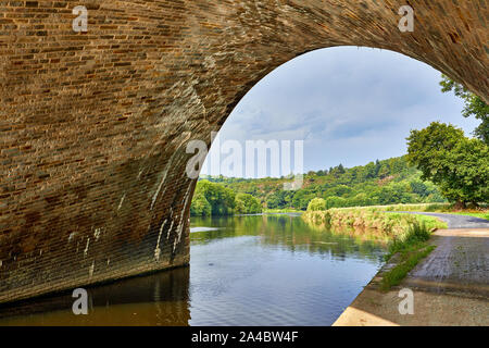 Bild von der Unterseite des Steines, Eisenbahnviadukt Bogen über den Fluss Vilaine, Bretagne, Frankreich Stockfoto