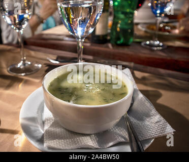 Caldo Verde beliebte Suppe in portugiesische Küche serviert in einem Restaurant, Porto, Portugal Stockfoto