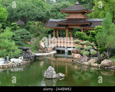 Blaue Teich und Pavillon in Nan Lian Gärten in Hong Kong Stockfoto