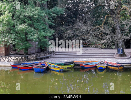 Bunte Boote auf dem kleinen Teich (Lago do Bom Jesus) im Parque do Bom Jesus, Braga, Portugal Stockfoto