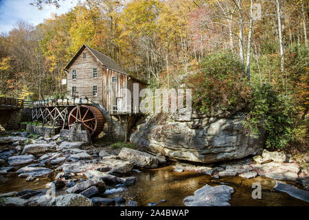 Die Lichtung Creek Grist Mill, eine voll funktionsfähige Mühle 1976 in West Virginia Babcock State Park errichtet wurde, als Erholung, aus Teilen von drei alten Mühlen, von Cooper's Mühle, die in den 1920er Jahren und Masse Korn auf Glade Creek verbrannten, lange bevor die Babcock wurde ein State Park. Das neue Gebäude ist einer der am meisten fotografierten Strukturen im Staat Stockfoto