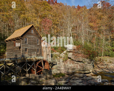 Die Lichtung Creek Grist Mill, eine voll funktionsfähige Mühle 1976 in West Virginia Babcock State Park gebaut wurde als re-creation, aus Teilen von drei alten Mühlen, von Cooper's Mühle, die in den 1920er Jahren andground Korn auf Glade Creek verbrannten, lange bevor die Babcock wurde ein State Park. Das neue Gebäude ist einer der am meisten fotografierten Strukturen im Staat Stockfoto