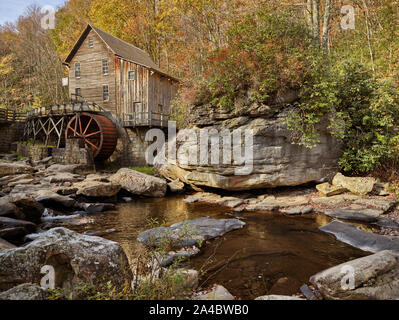 Die Lichtung Creek Grist Mill, eine voll funktionsfähige Mühle 1976 in West Virginia Babcock State Park gebaut wurde als re-creation, aus Teilen von drei alten Mühlen, von Cooper's Mühle, die in den 1920er Jahren andground Korn auf Glade Creek verbrannten, lange bevor die Babcock wurde ein State Park. Das neue Gebäude ist einer der am meisten fotografierten Strukturen im Staat Stockfoto