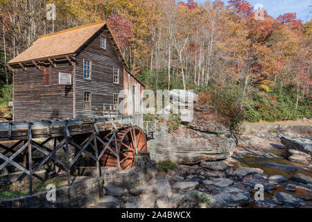 Die Lichtung Creek Grist Mill, eine voll funktionsfähige Mühle 1976 in West Virginia Babcock State Park errichtet wurde, als Erholung, aus Teilen von drei alten Mühlen, von Cooper's Mühle, die in den 1920er Jahren und Masse Korn auf Glade Creek verbrannten, lange bevor die Babcock wurde ein State Park. Das neue Gebäude ist einer der am meisten fotografierten Strukturen im Staat Stockfoto