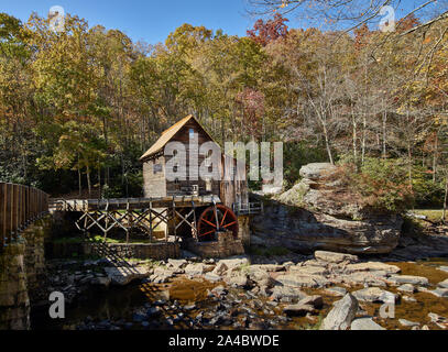 Die Lichtung Creek Grist Mill, eine voll funktionsfähige Mühle 1976 in West Virginia Babcock State Park errichtet wurde, als Erholung, aus Teilen von drei alten Mühlen, von Cooper's Mühle, die in den 1920er Jahren und Masse Korn auf Glade Creek verbrannten, lange bevor die Babcock wurde ein State Park. Das neue Gebäude ist einer der am meisten fotografierten Strukturen im Staat Stockfoto