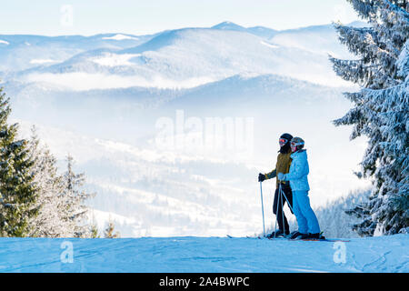 Paar Skifahrer auf dem Hintergrund der schönen Berge Panorama Stockfoto