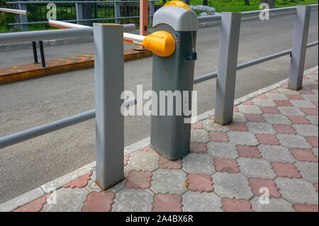 In der Nähe der Barriere Tor Automatisches System für die Sicherheit. Automatischer Eintrag System. Stockfoto